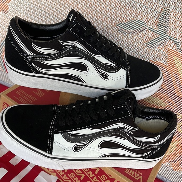 Vans WMNS Old Skool
(Flame) Black/White
VN0A38G1K68
Sneakers - Picture 11 of 16